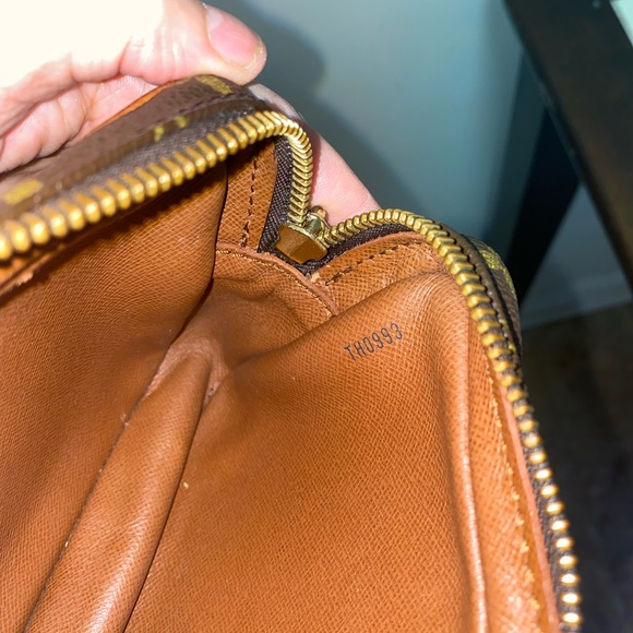 Louis Vuitton Brown Monogram Shoulder Bag with Adjustable Strap - Picture 5 of 10